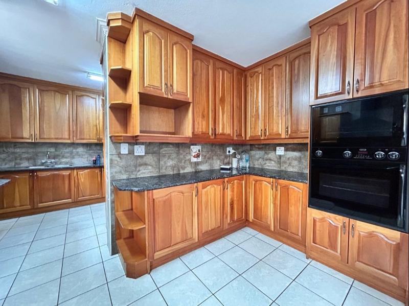 6 Bedroom Property for Sale in Birdwood Estate North West